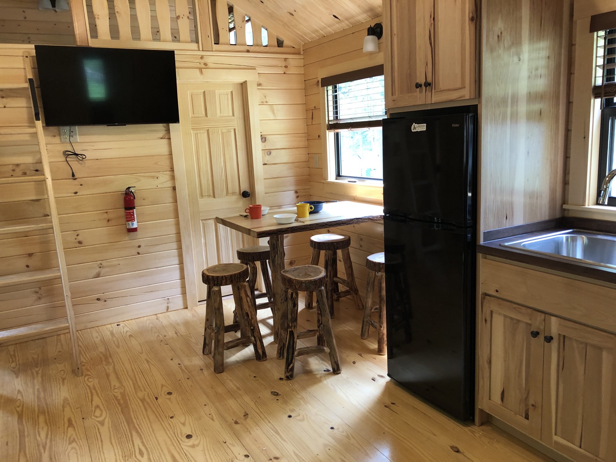 firefly - dragonfly cabin dining