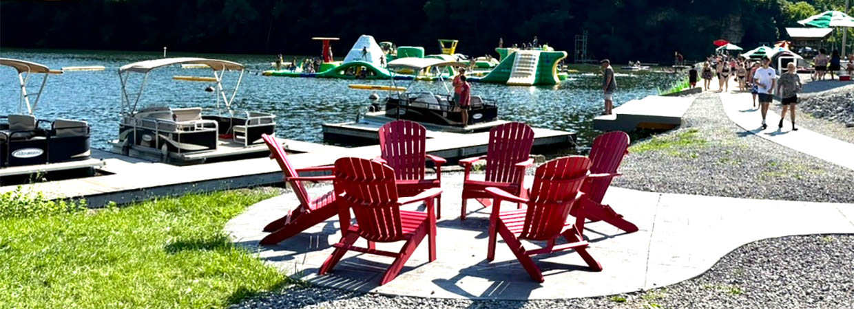 chairs overlooking the lake with wibits and pontoon boats at austin lake rv park in ohio